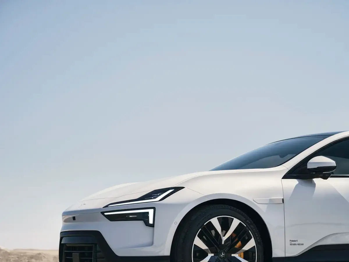 Elettronauti - Polestar 4 Long Range Dual Motor - Bianco - Esterno - Vista anteriore a tre quarti