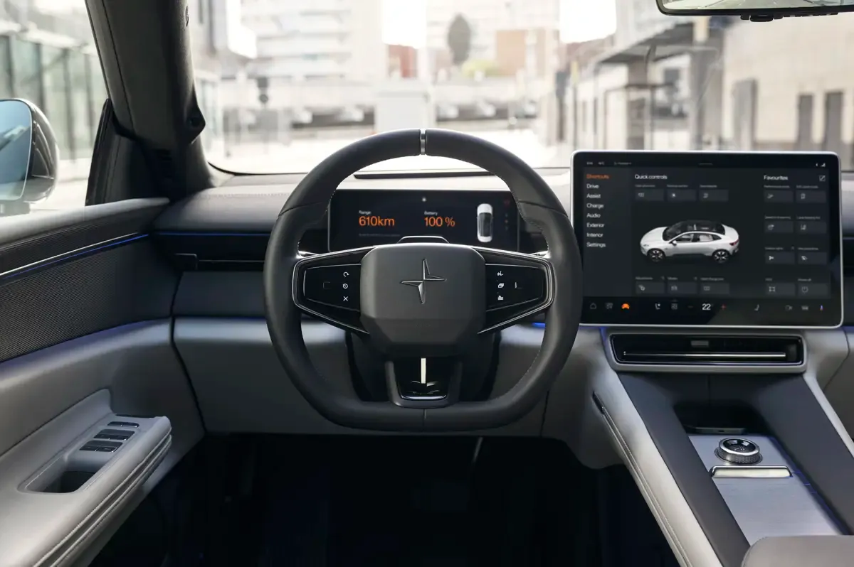 Elettronauti - Polestar 4 Long Range Dual Motor - Infotainment - Vista della plancia