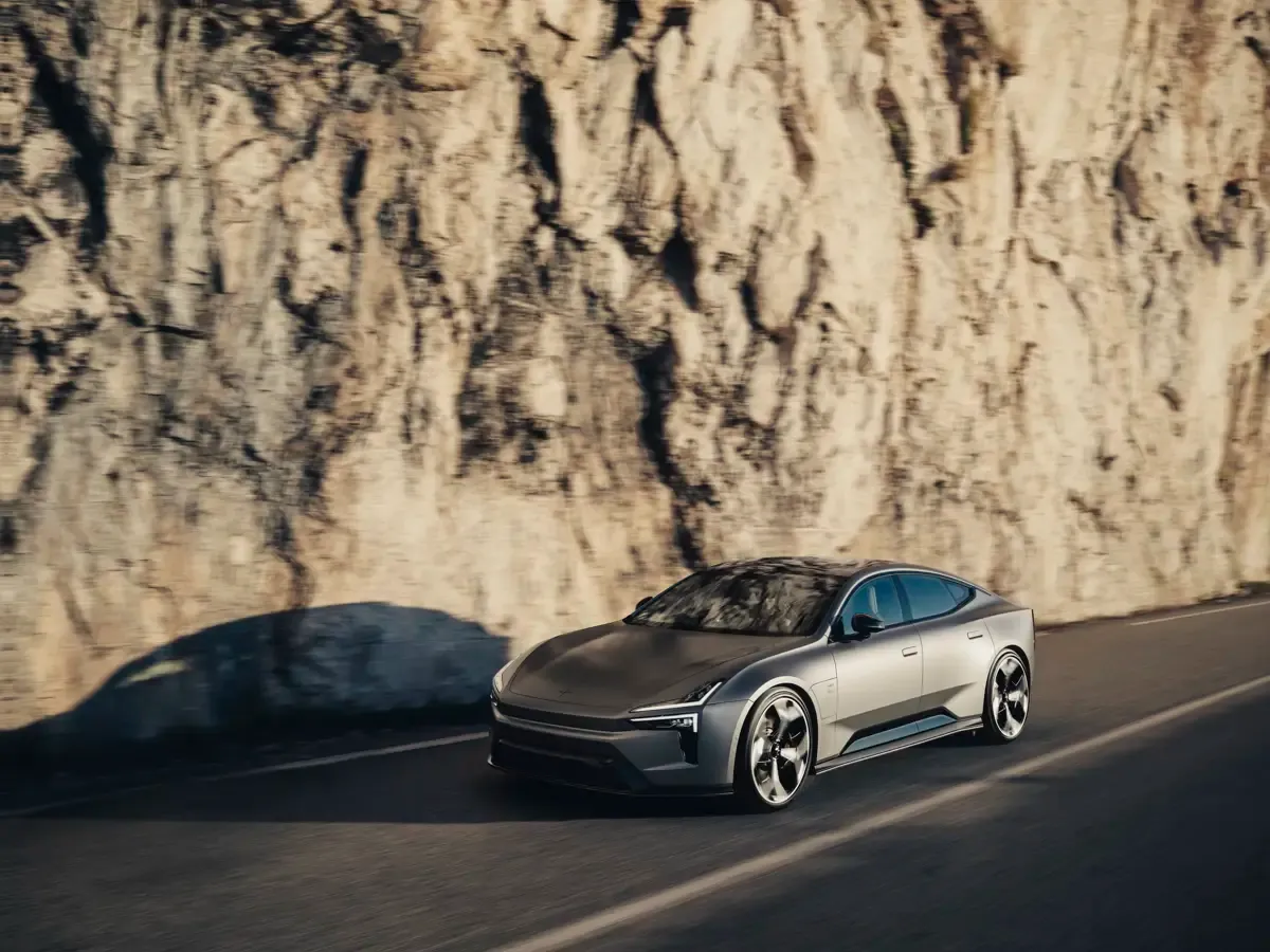 Elettronauti - Polestar 5 Dual Motor Performance - Light Grey - Esterno - Vista anteriore a tre quarti