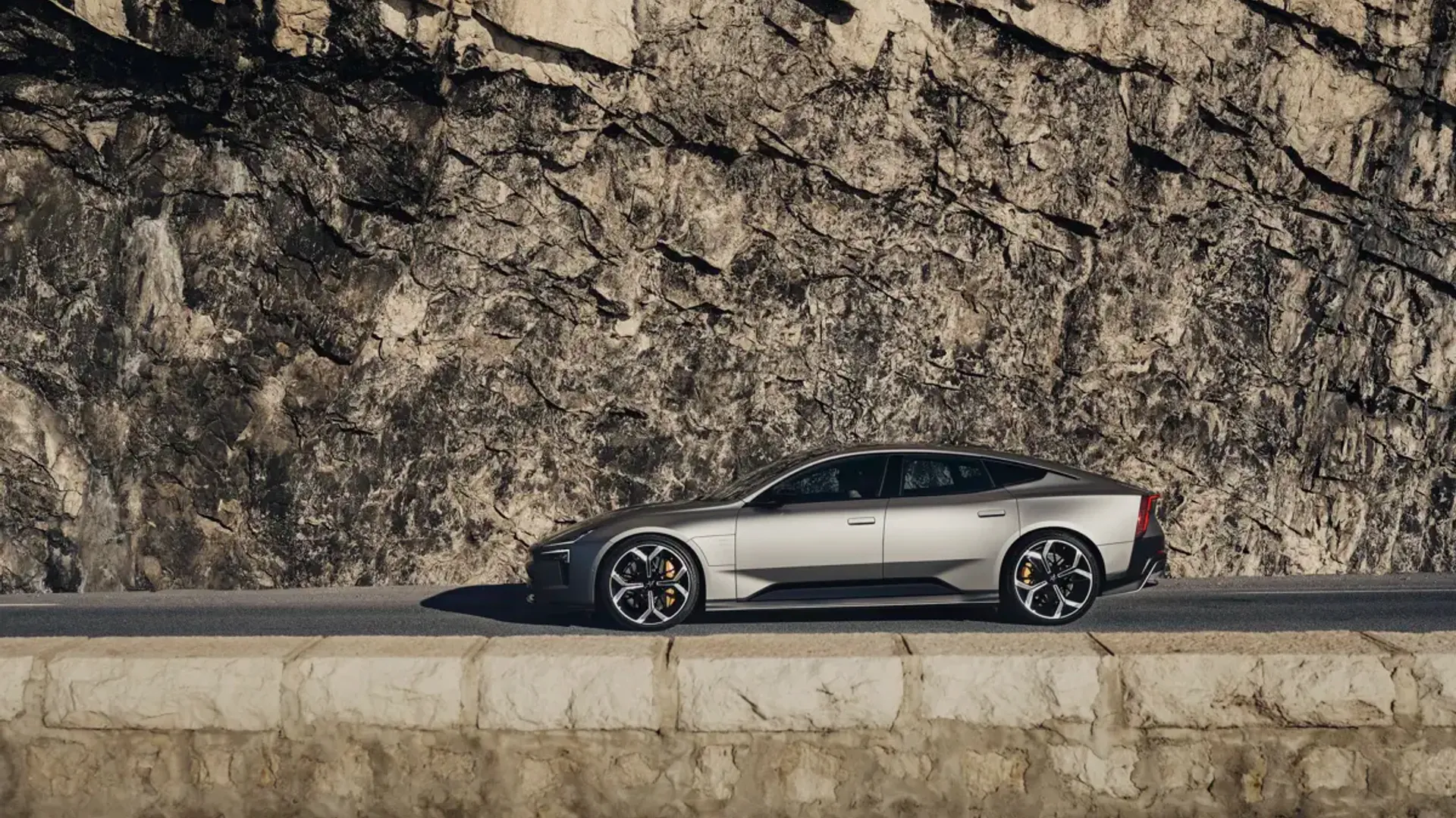 Elettronauti - Polestar 5 Dual Motor Performance - Bianco - Esterno - Vista anteriore a tre quarti