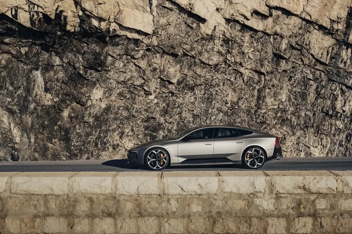 Elettronauti - Polestar 5 Dual Motor Performance - Bianco - Esterno - Vista anteriore a tre quarti