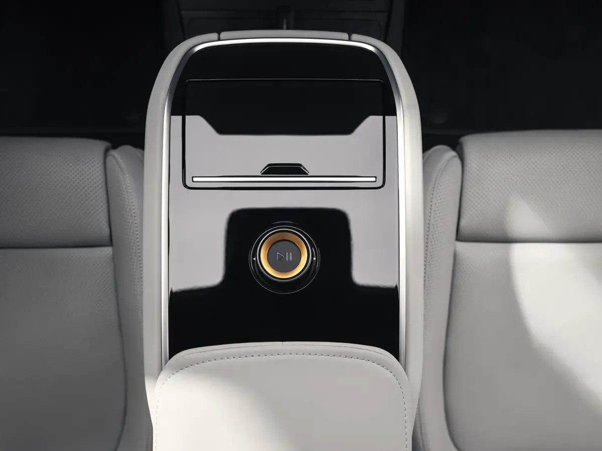 Elettronauti - Polestar 5 Dual Motor Performance - Bianco - Esterno - Vista anteriore a tre quarti