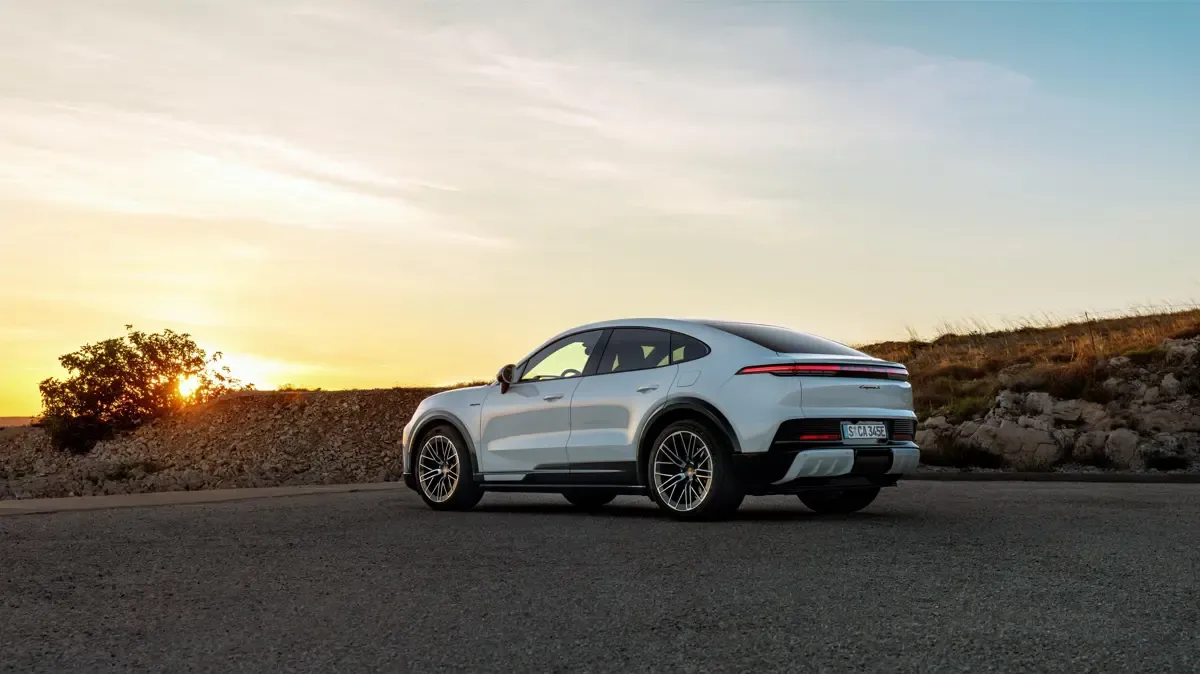 Elettronauti - Porsche Cayenne Coupé - Blu - Esterno - Vista anteriore a tre quarti