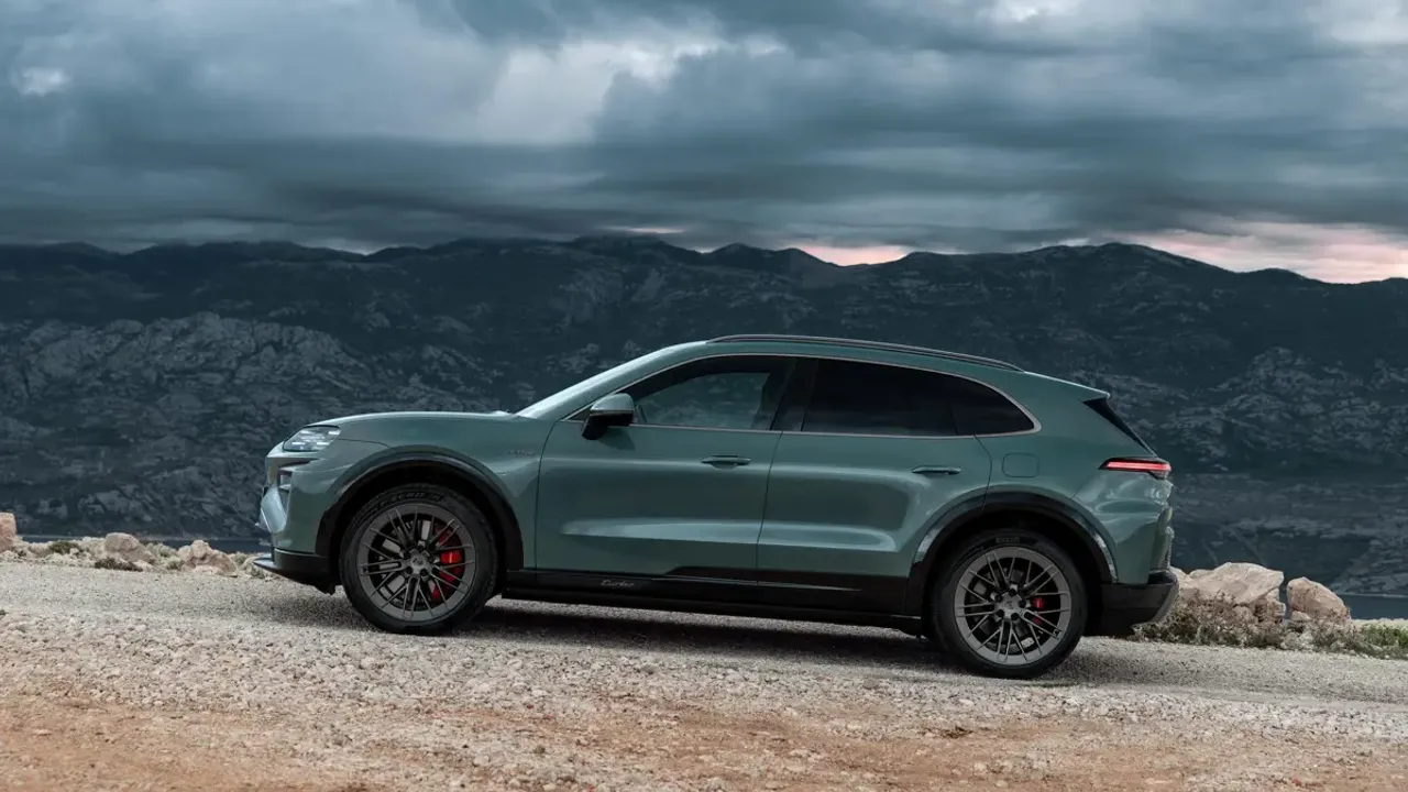 Elettronauti - Porsche Cayenne Turbo - Grigio - Esterno - Vista anteriore a tre quarti