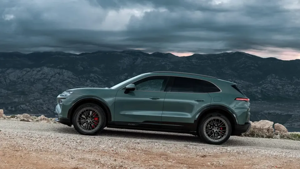 Elettronauti - Porsche Cayenne Turbo - Grigio - Esterno - Vista anteriore a tre quarti
