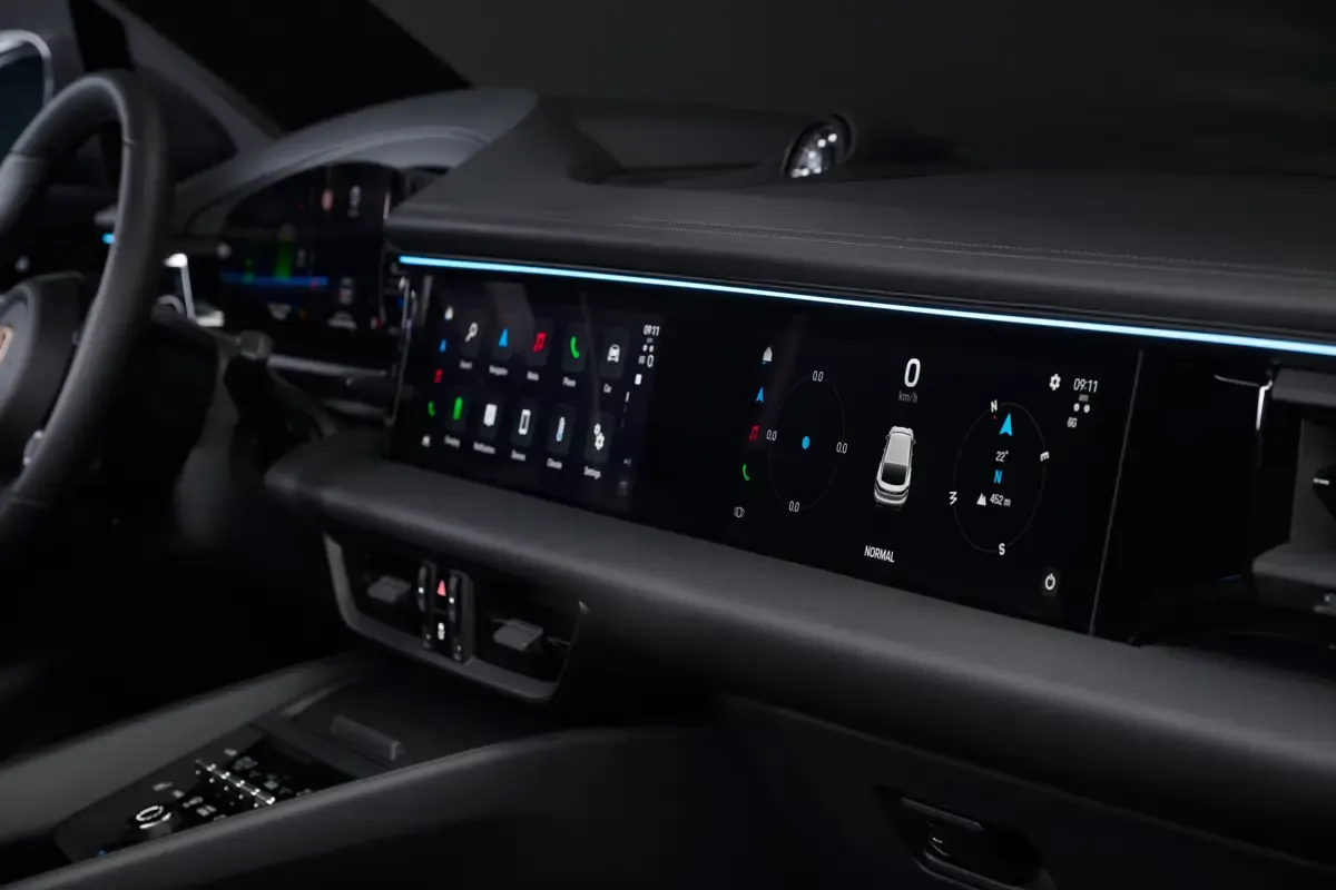 Elettronauti - Porsche Macan 4 - Plancia - Vista della plancia