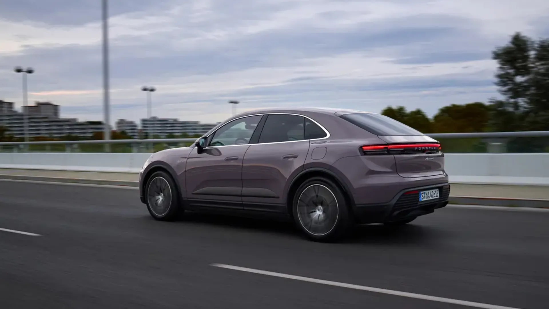 Elettronauti - Porsche Macan 4 - Blu - Esterno - Vista anteriore a tre quarti