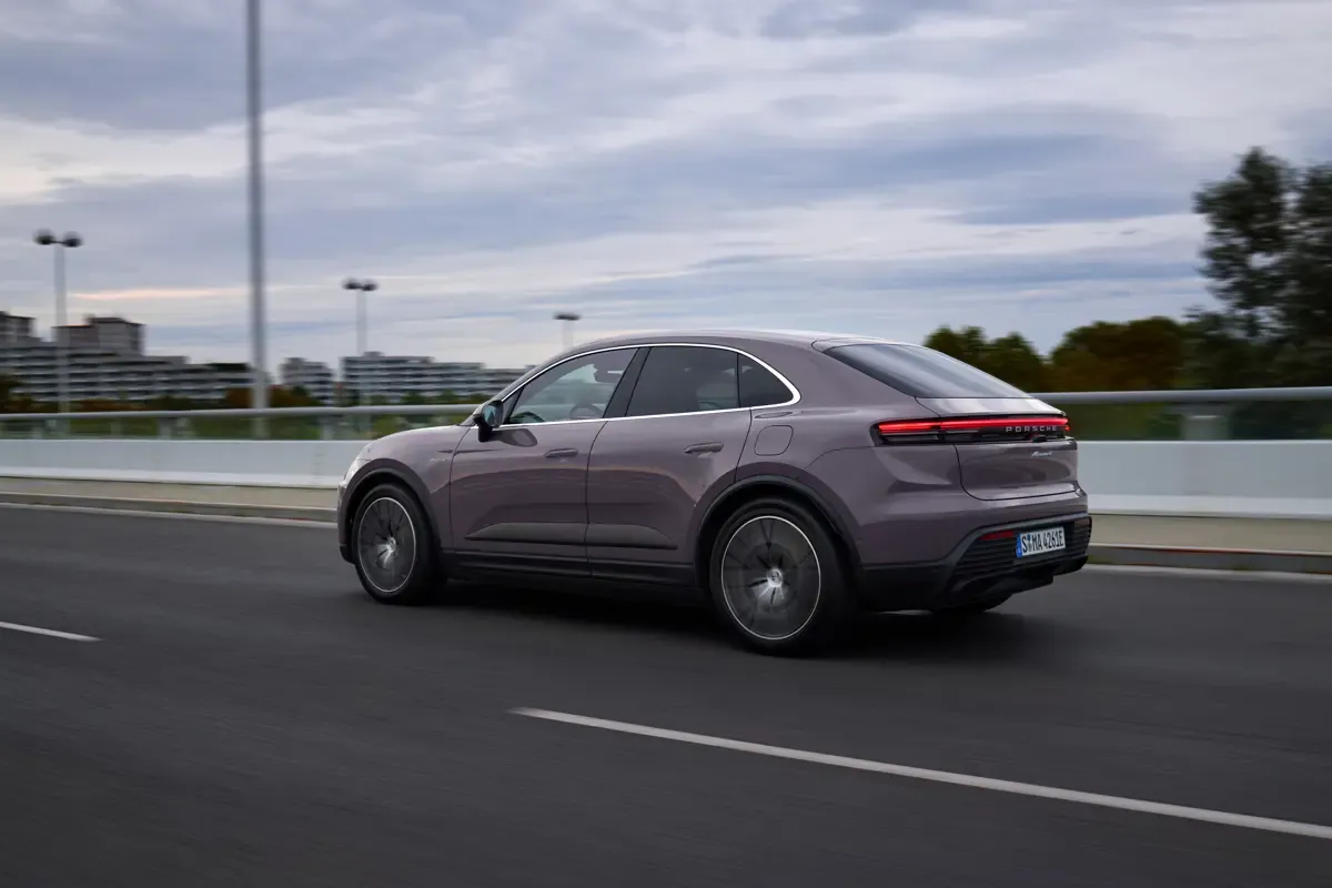 Elettronauti - Porsche Macan 4 - Blu - Esterno - Vista anteriore a tre quarti