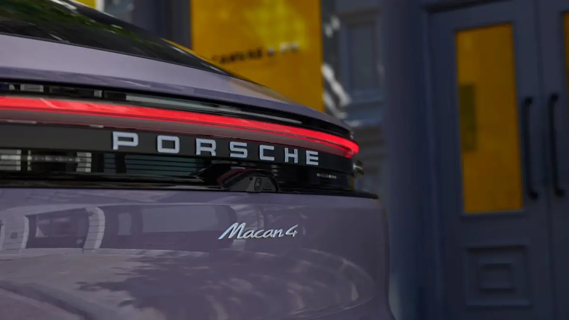 Elettronauti - Porsche Macan 4 - Blu - Esterno - Vista anteriore a tre quarti