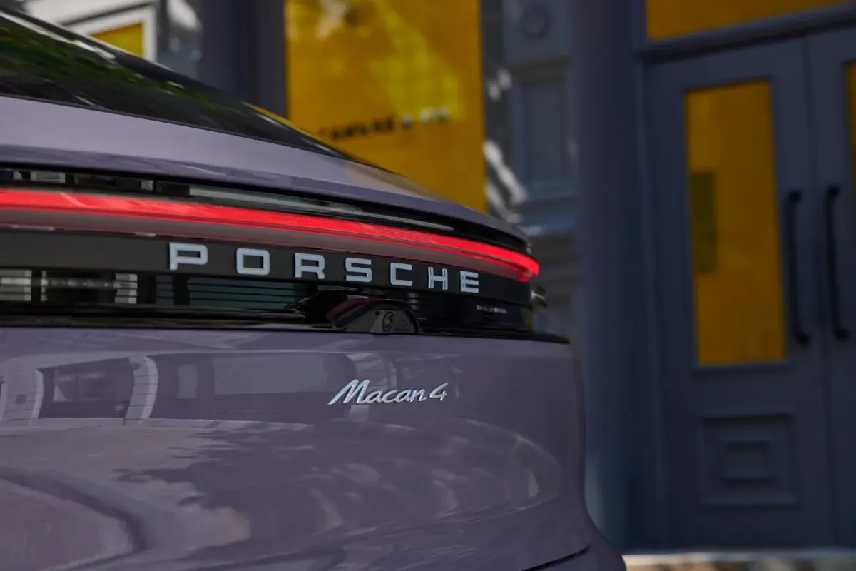 Elettronauti - Porsche Macan 4 - Blu - Esterno - Vista anteriore a tre quarti