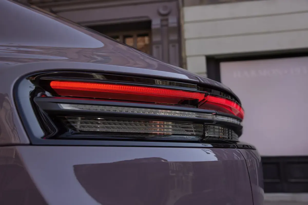 Elettronauti - Porsche Macan 4 - Blu - Esterno - Vista anteriore a tre quarti