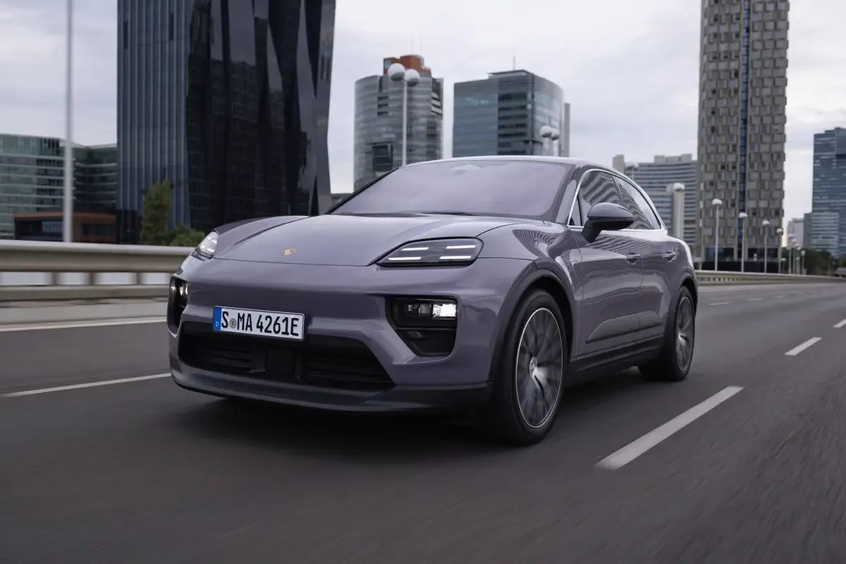 Elettronauti - Porsche Macan 4 - Dark Grey - Esterno - Vista anteriore a tre quarti