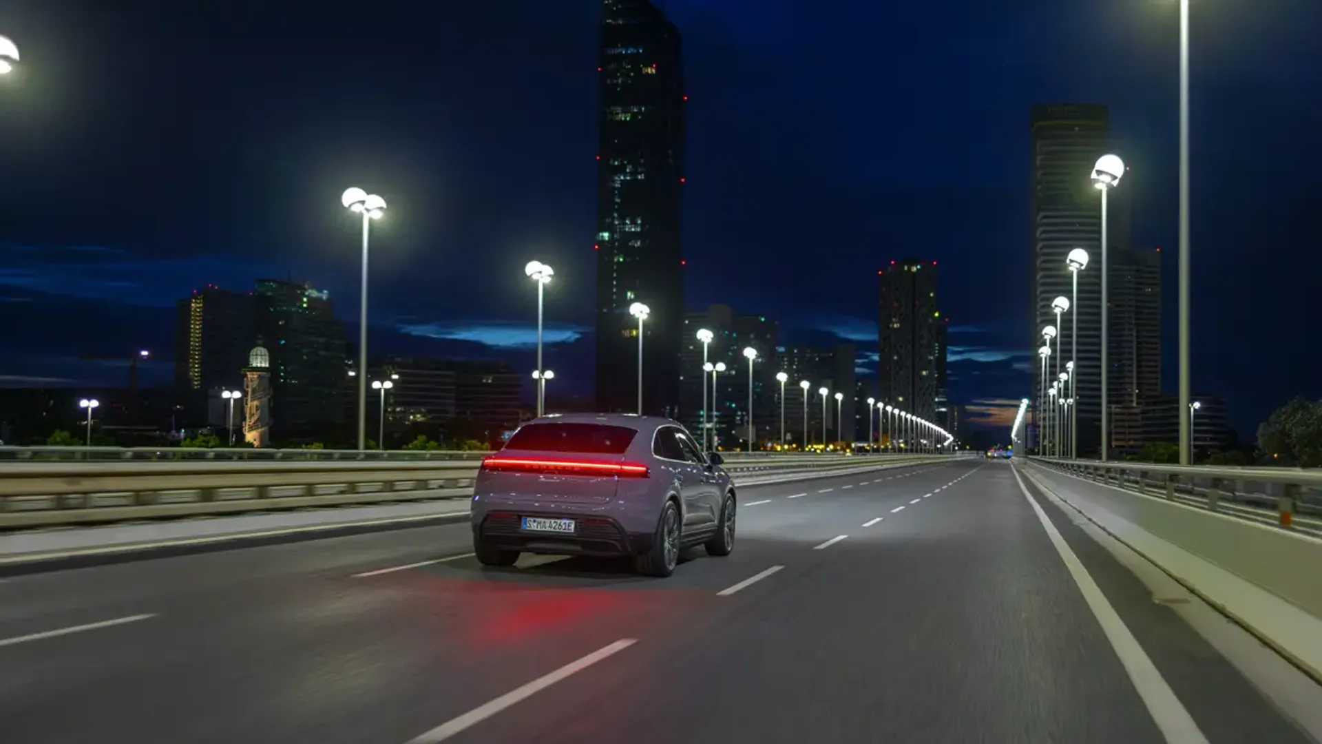 Elettronauti - Porsche Macan 4 - Grigio - Esterno - Vista anteriore a tre quarti
