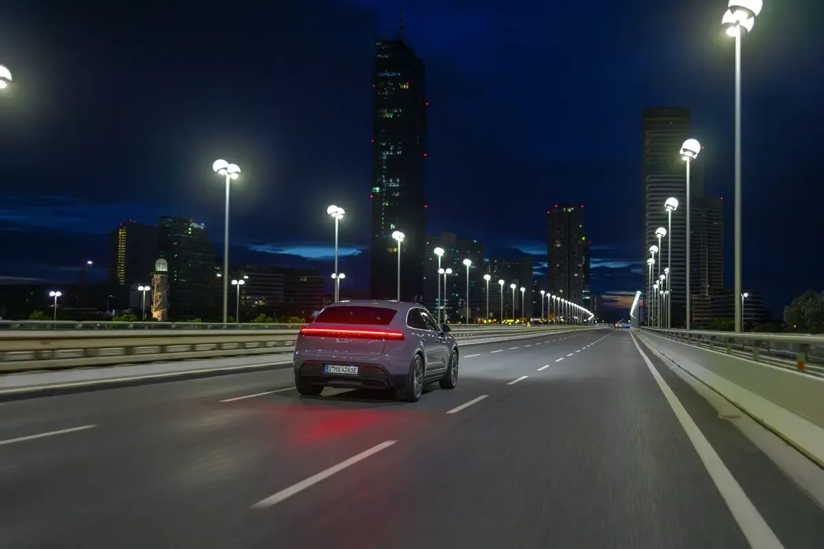Elettronauti - Porsche Macan 4 - Grigio - Esterno - Vista anteriore a tre quarti