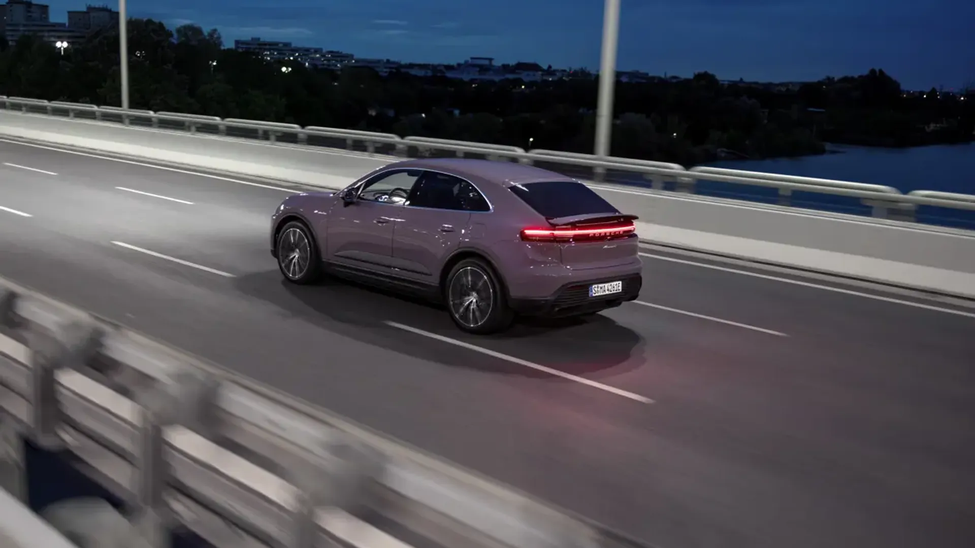 Elettronauti - Porsche Macan 4 - Grigio - Esterno - Vista anteriore a tre quarti