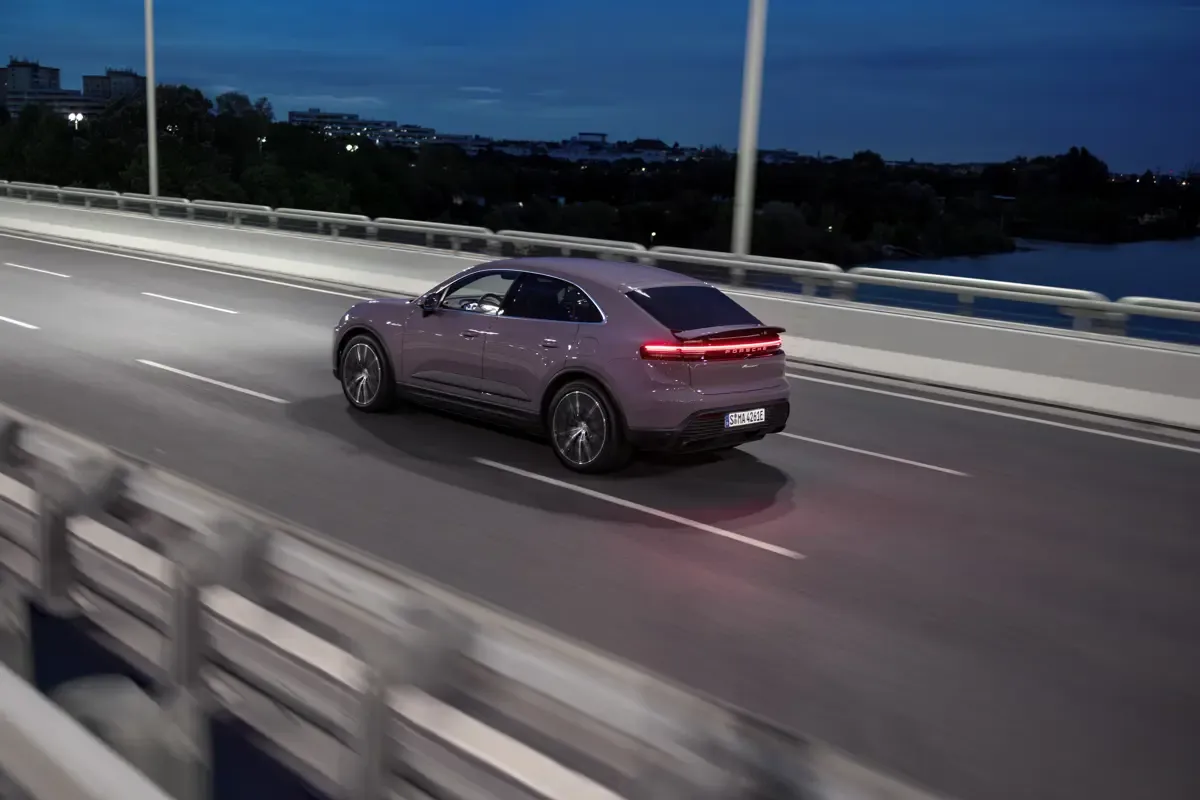 Elettronauti - Porsche Macan 4 - Grigio - Esterno - Vista anteriore a tre quarti