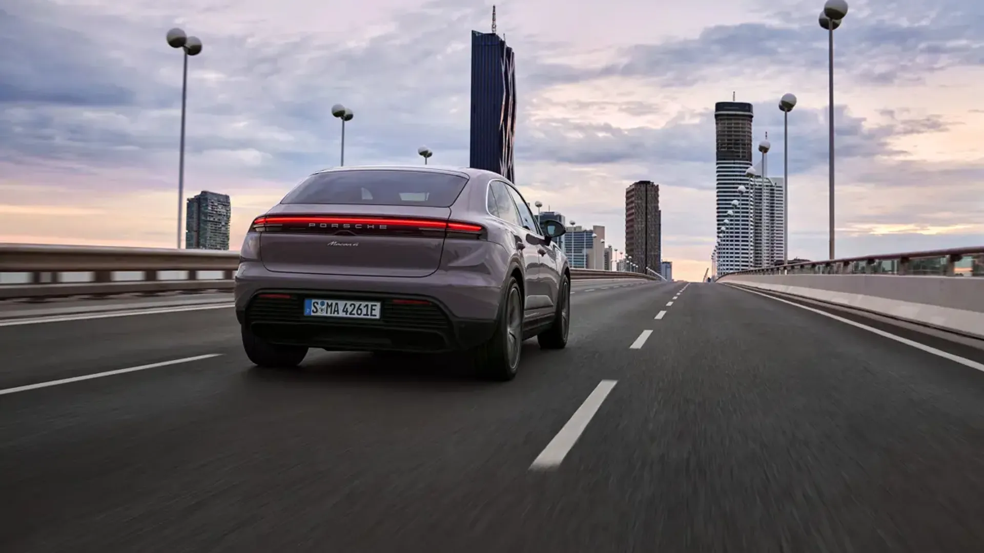 Elettronauti - Porsche Macan 4 - Light Blue - Esterno - Vista anteriore a tre quarti