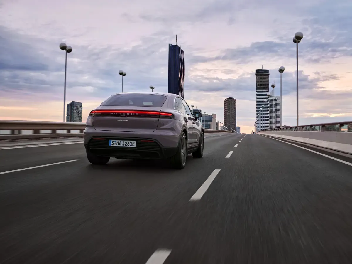 Elettronauti - Porsche Macan 4 - Light Blue - Esterno - Vista anteriore a tre quarti