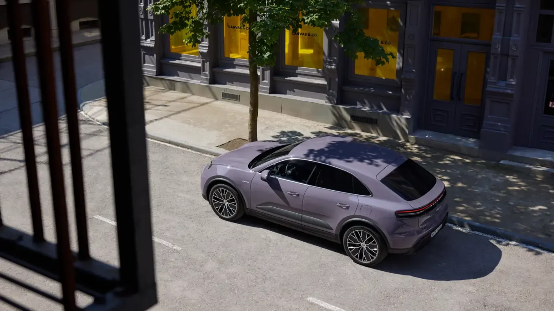 Elettronauti - Porsche Macan 4 - Light Blue - Esterno - Vista anteriore a tre quarti