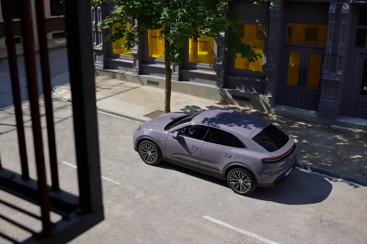 Elettronauti - Porsche Macan 4 - Light Blue - Esterno - Vista anteriore a tre quarti