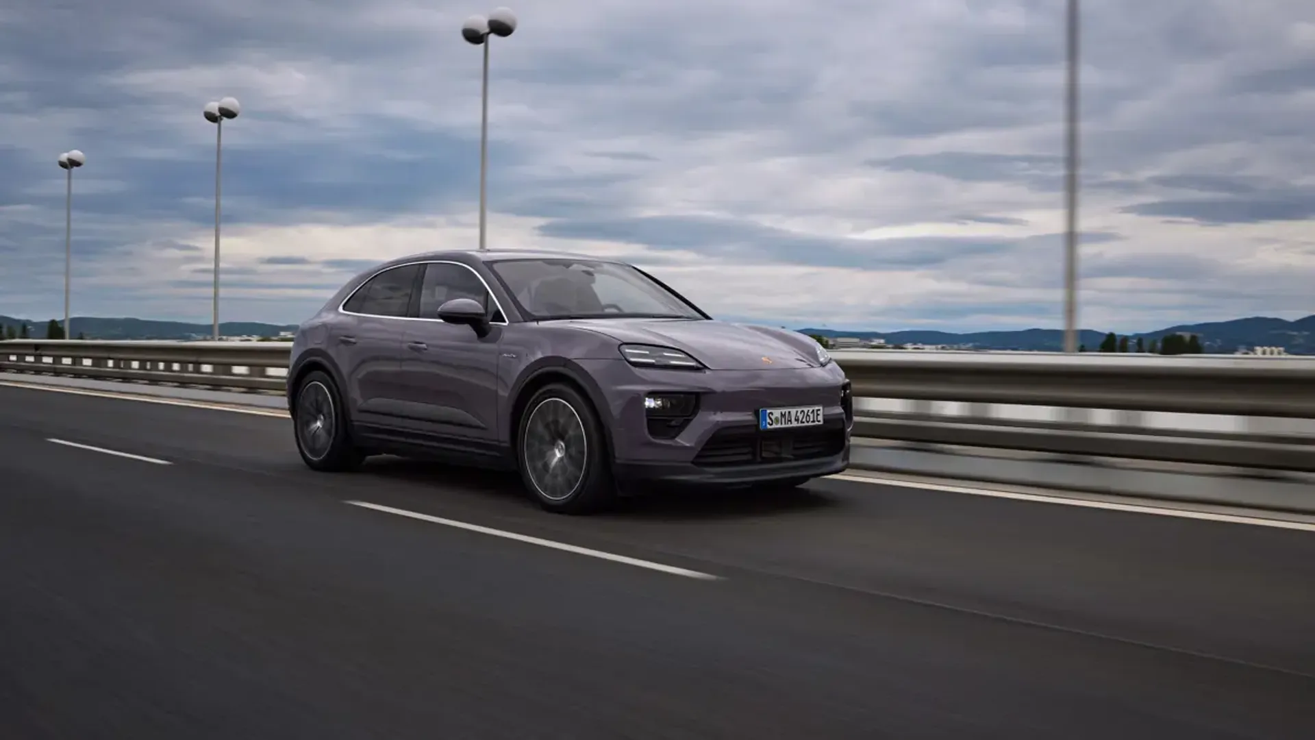 Elettronauti - Porsche Macan 4 - Light Purple - Esterno - Vista anteriore a tre quarti