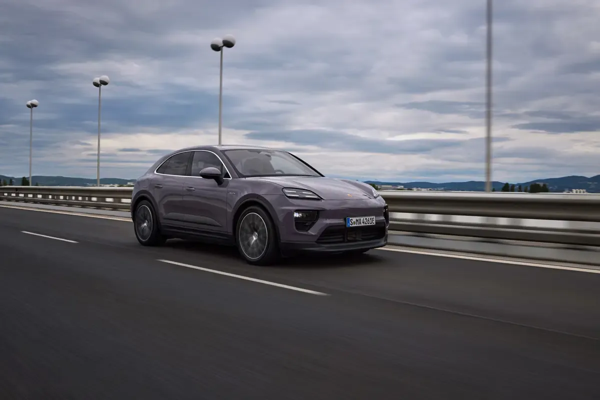 Elettronauti - Porsche Macan 4 - Light Purple - Esterno - Vista anteriore a tre quarti