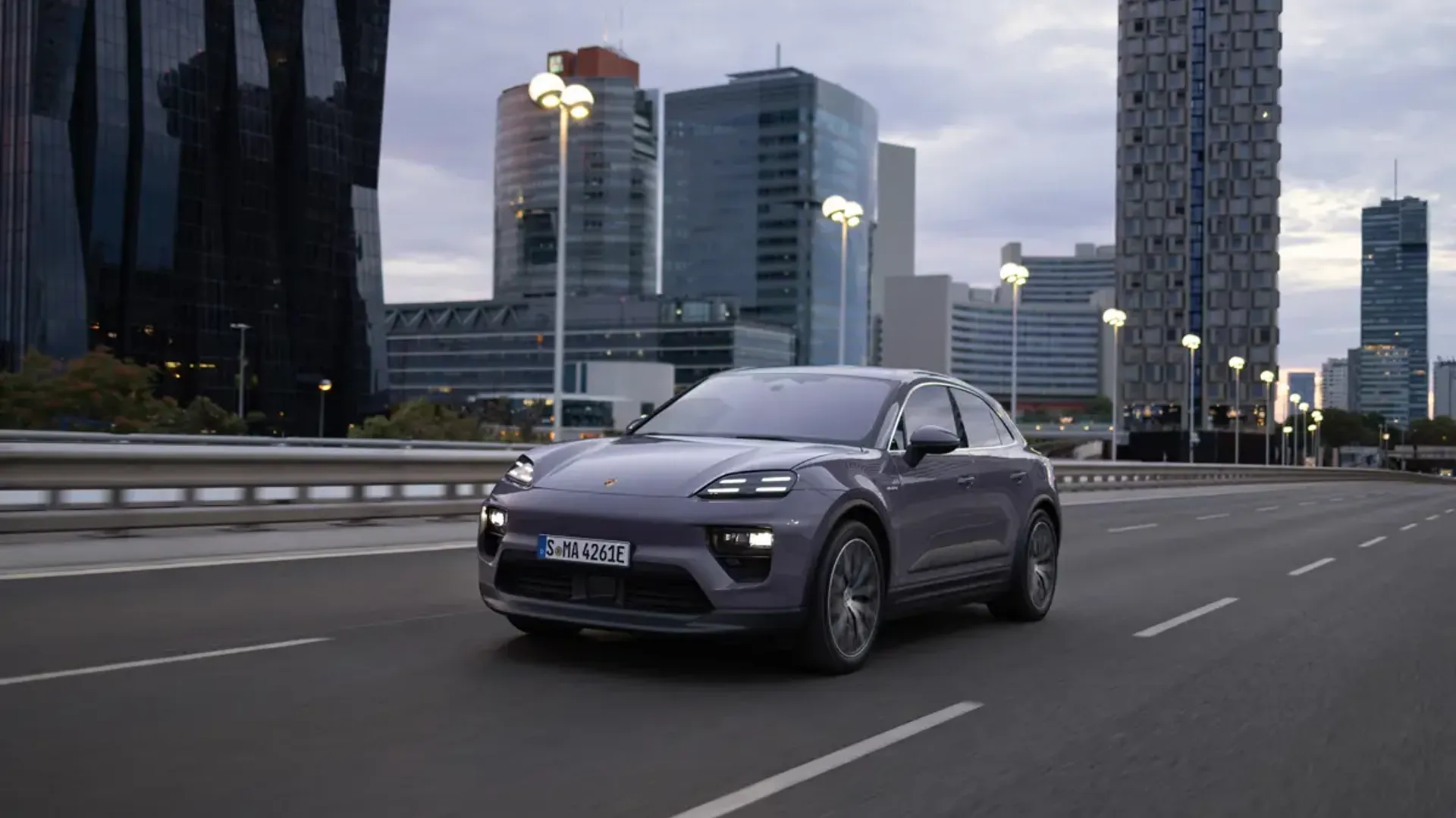 Elettronauti - Porsche Macan 4 - Viola - Esterno - Vista anteriore a tre quarti