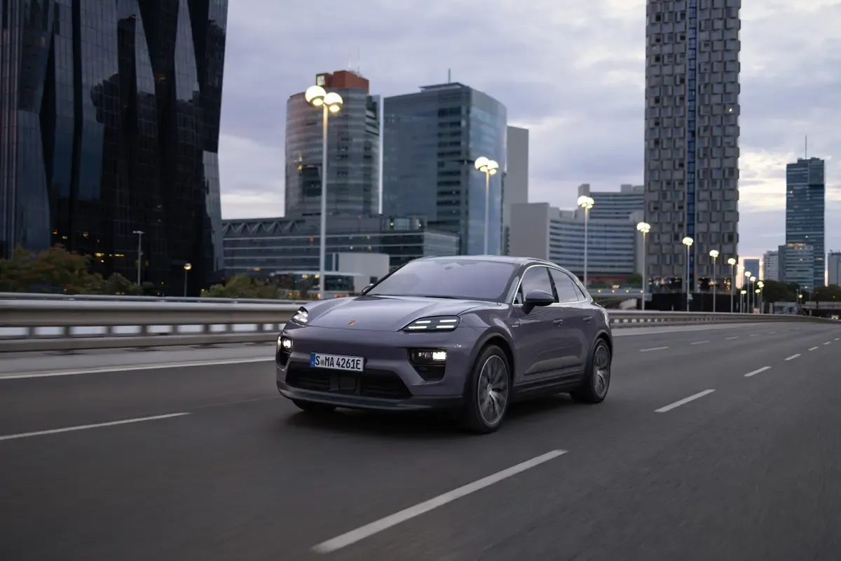 Elettronauti - Porsche Macan 4 - Viola - Esterno - Vista anteriore a tre quarti