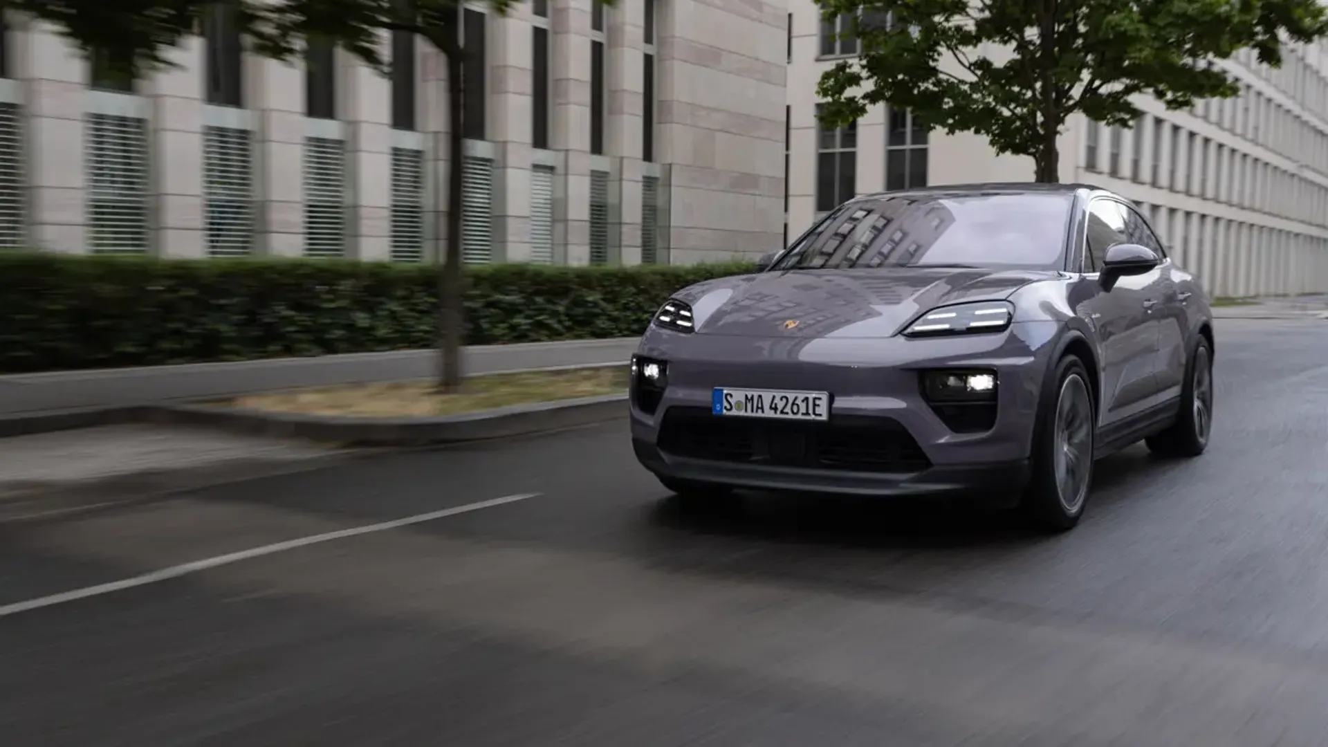Elettronauti - Porsche Macan 4 - Viola - Esterno - Vista anteriore a tre quarti