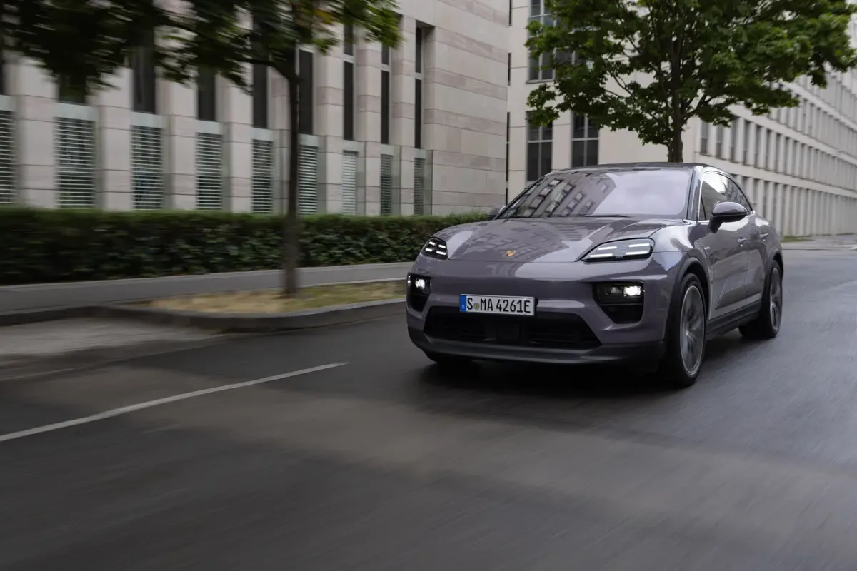 Elettronauti - Porsche Macan 4 - Viola - Esterno - Vista anteriore a tre quarti