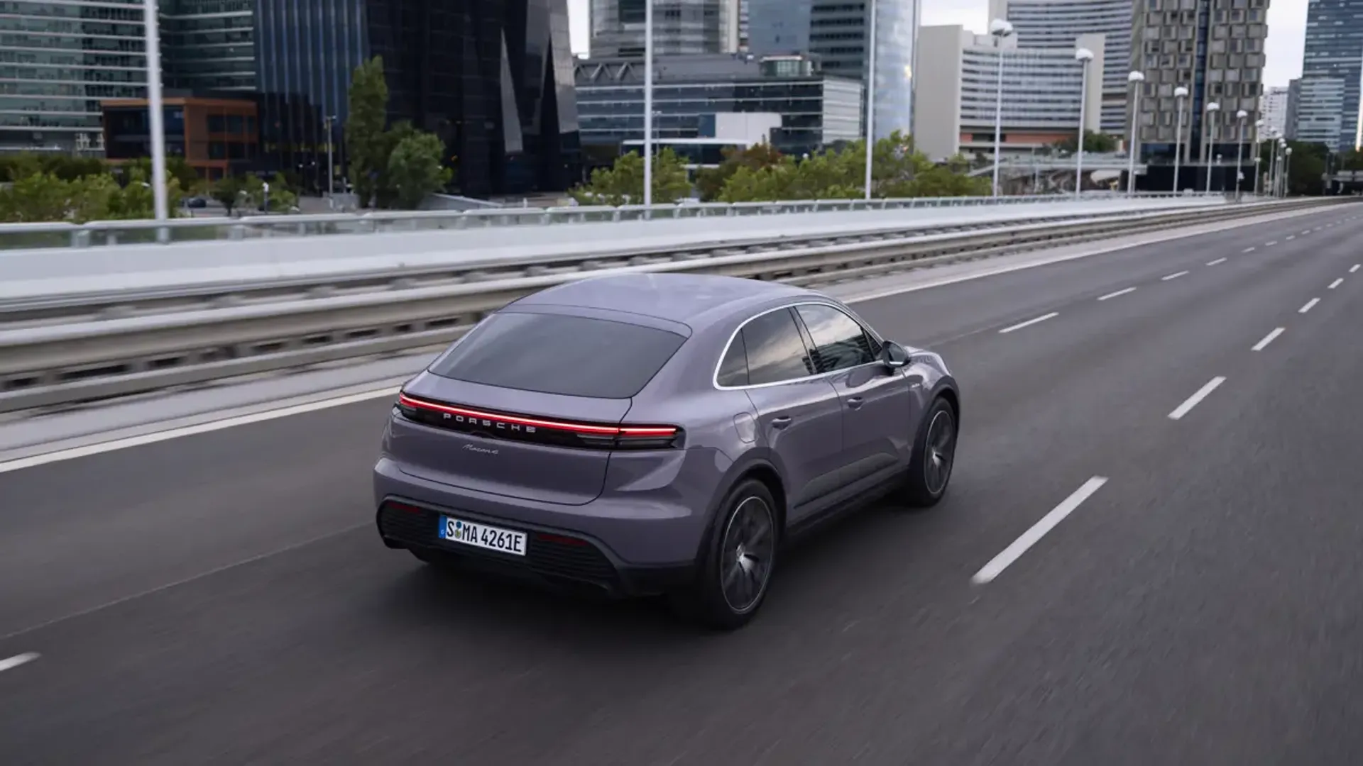 Elettronauti - Porsche Macan 4 - Viola - Esterno - Vista anteriore a tre quarti