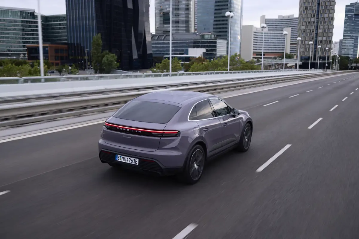 Elettronauti - Porsche Macan 4 - Viola - Esterno - Vista anteriore a tre quarti