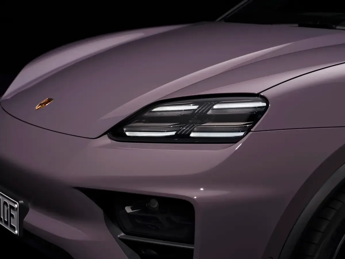 Elettronauti - Porsche Macan 4 - Viola - Esterno - Vista anteriore a tre quarti