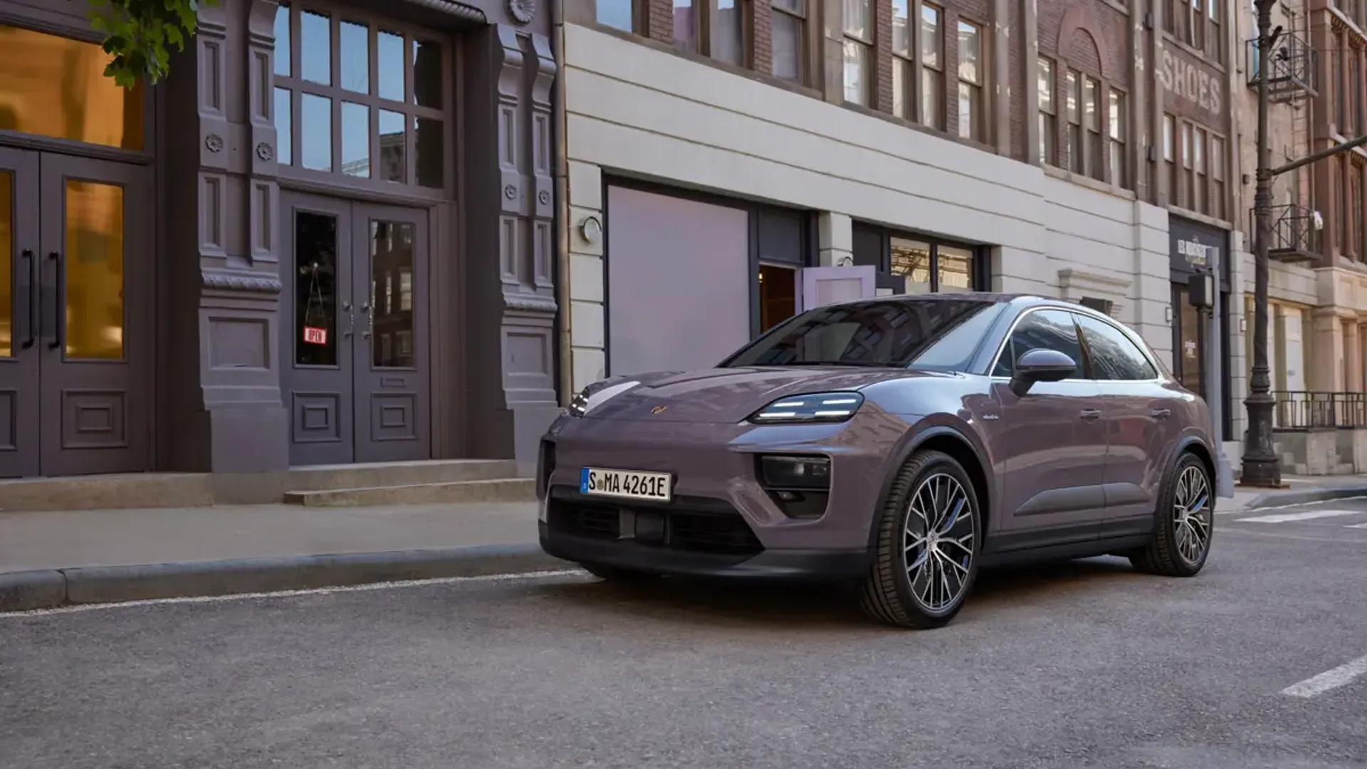 Elettronauti - Porsche Macan 4 - Argento - Esterno - Vista anteriore a tre quarti