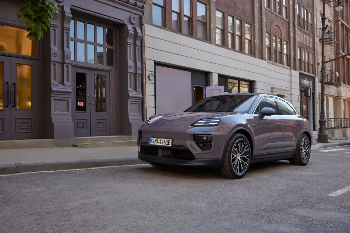 Elettronauti - Porsche Macan 4 - Argento - Esterno - Vista anteriore a tre quarti