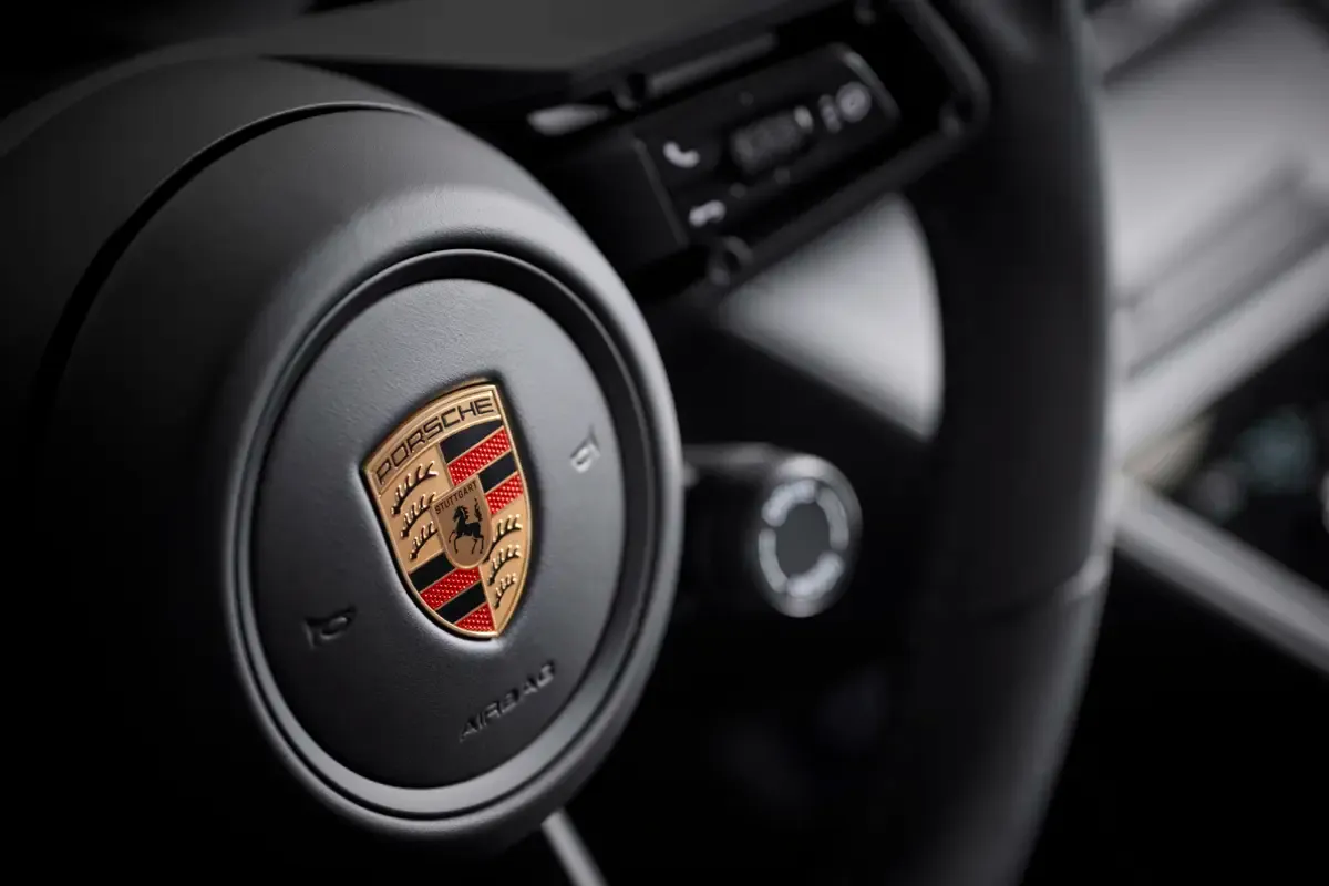 Elettronauti - Porsche Macan 4 - Argento - Esterno - Vista anteriore a tre quarti