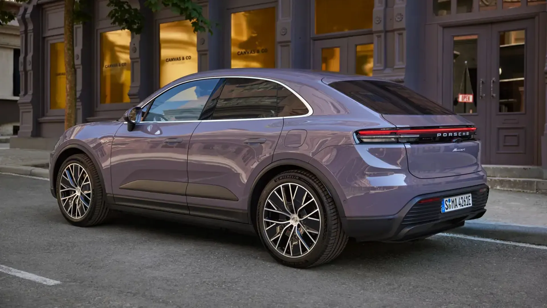 Elettronauti - Porsche Macan 4 - Bianco - Esterno - Vista anteriore a tre quarti