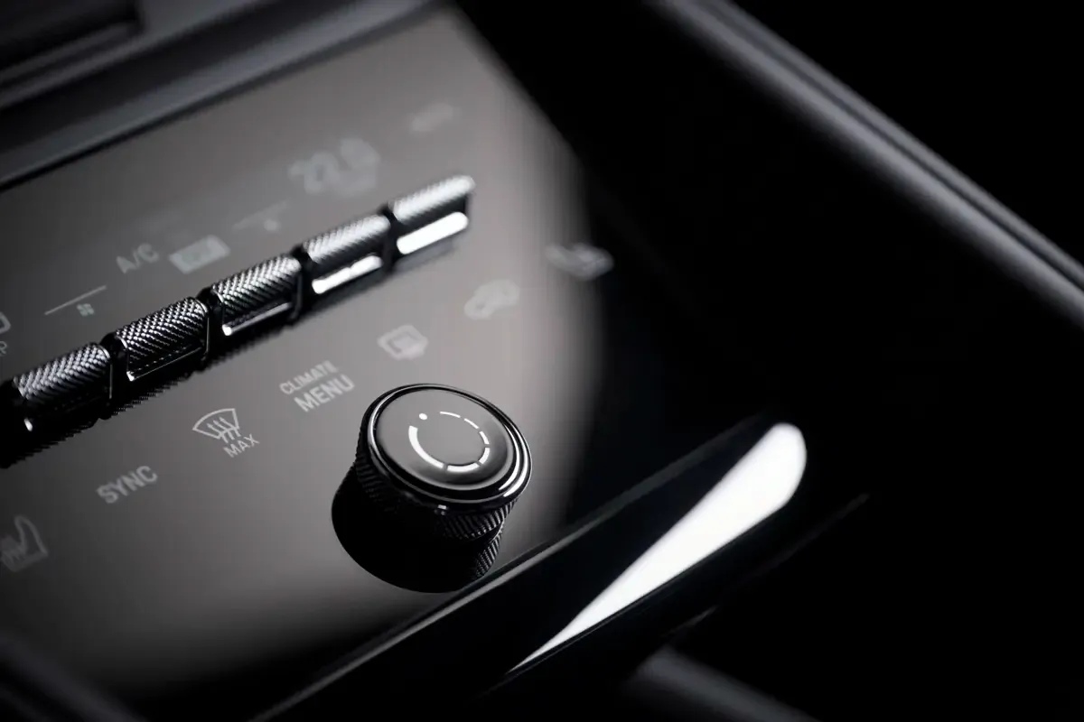 Elettronauti - Porsche Macan 4 - Bianco - Esterno - Vista anteriore a tre quarti