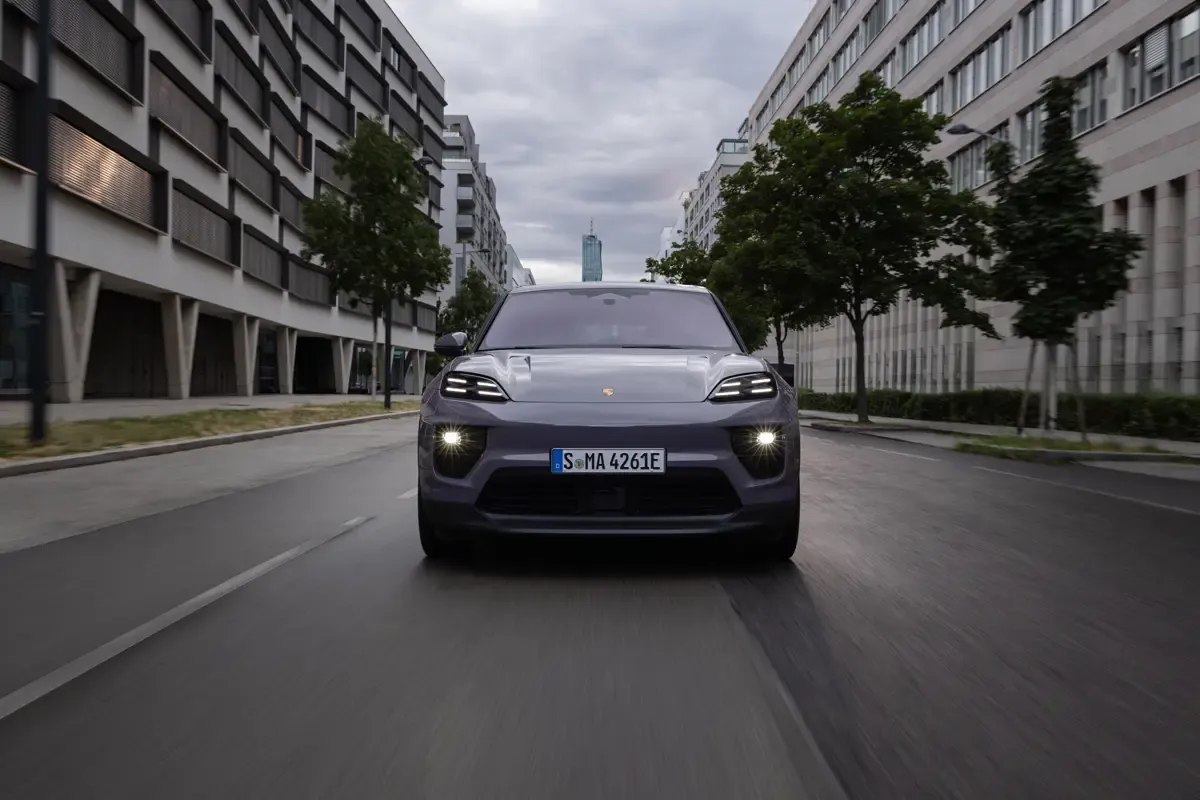 Elettronauti - Porsche Macan 4 - Bianco - Esterno - Vista anteriore