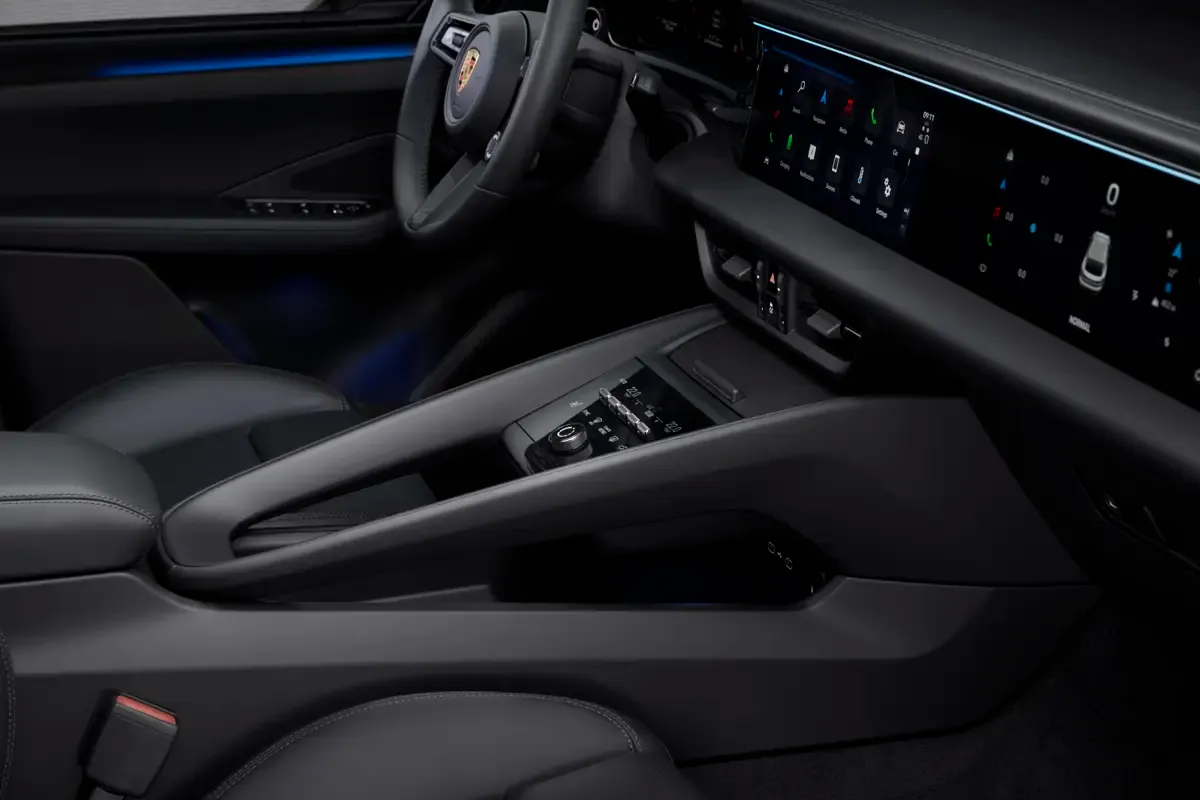 Elettronauti - Porsche Macan 4 - Interni - Vista della plancia