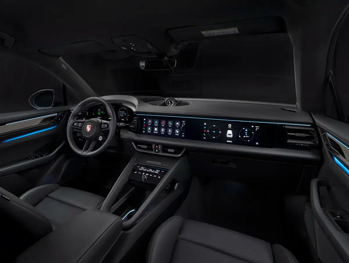 Elettronauti - Porsche Macan 4 - Nero - Interni - Vista della plancia