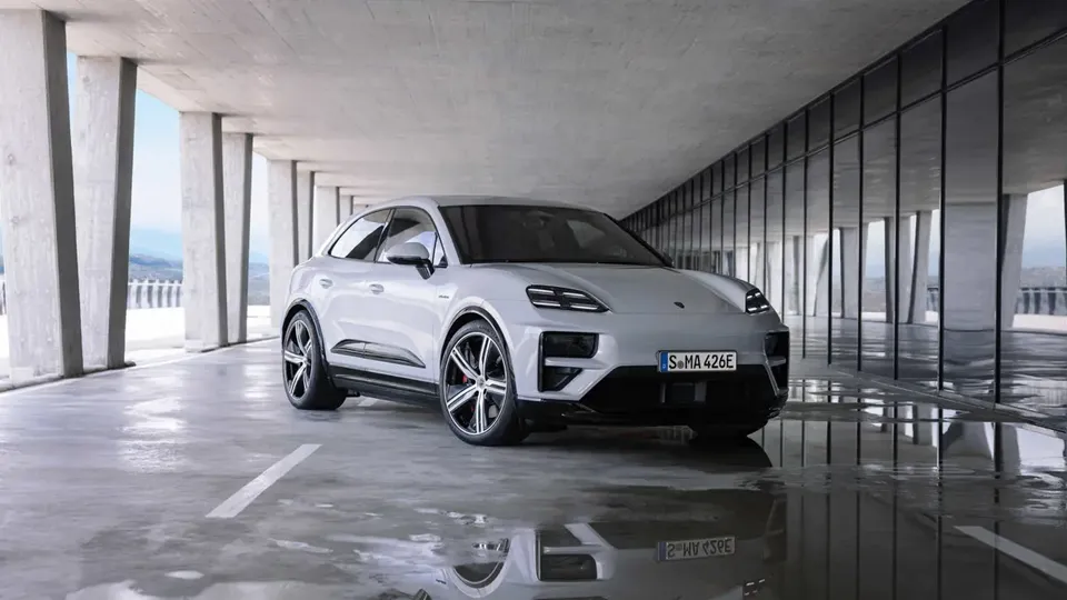 Elettronauti - Porsche Macan Turbo - Grigio - Esterno - Vista anteriore a tre quarti