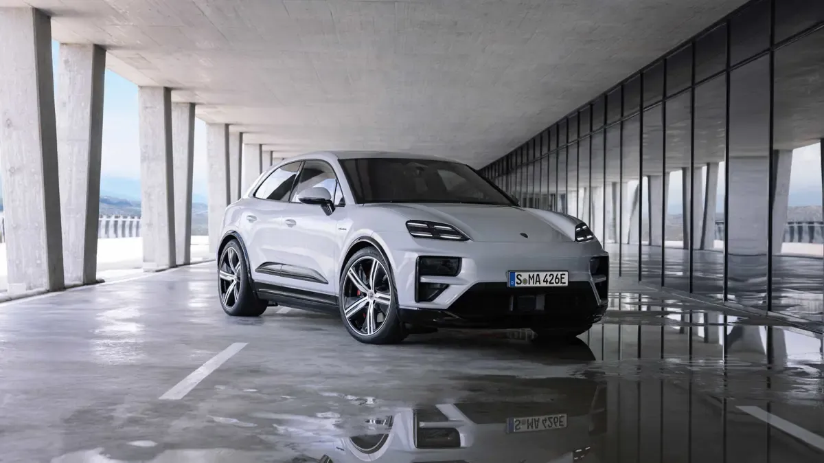 Elettronauti - Porsche Macan Turbo - Grigio - Esterno - Vista anteriore a tre quarti