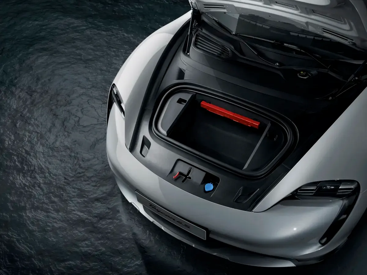 Elettronauti - Porsche Taycan Turbo S Cross Turismo - Vano di carico - Bagagliaio anteriore