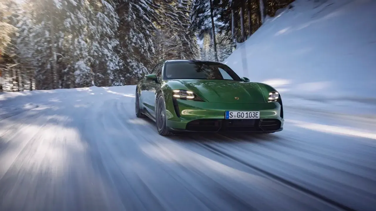 Elettronauti - Porsche Taycan Turbo Sport Turismo - Esterno - Vista anteriore a tre quarti