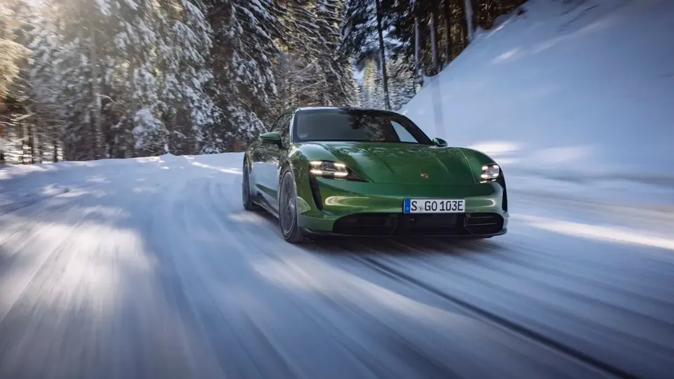 Elettronauti - Porsche Taycan Turbo Sport Turismo - Esterno - Vista anteriore a tre quarti