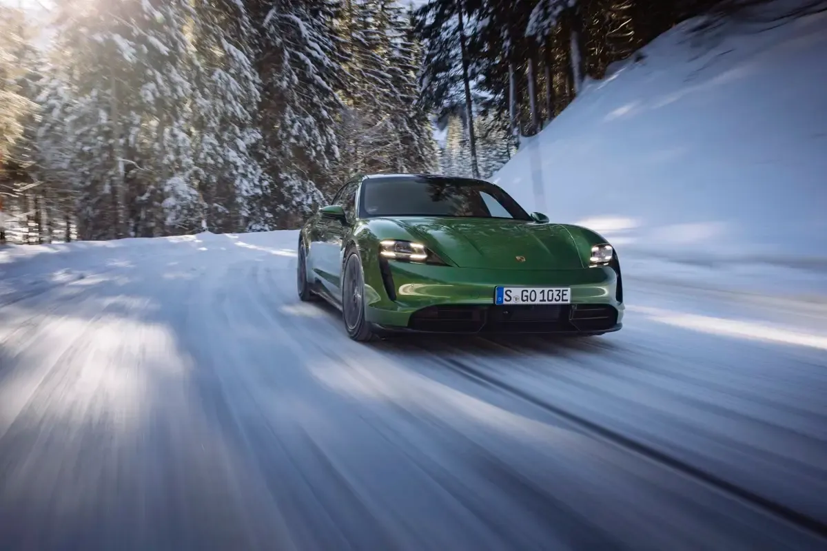 Elettronauti - Porsche Taycan Turbo Sport Turismo - Esterno - Vista anteriore a tre quarti