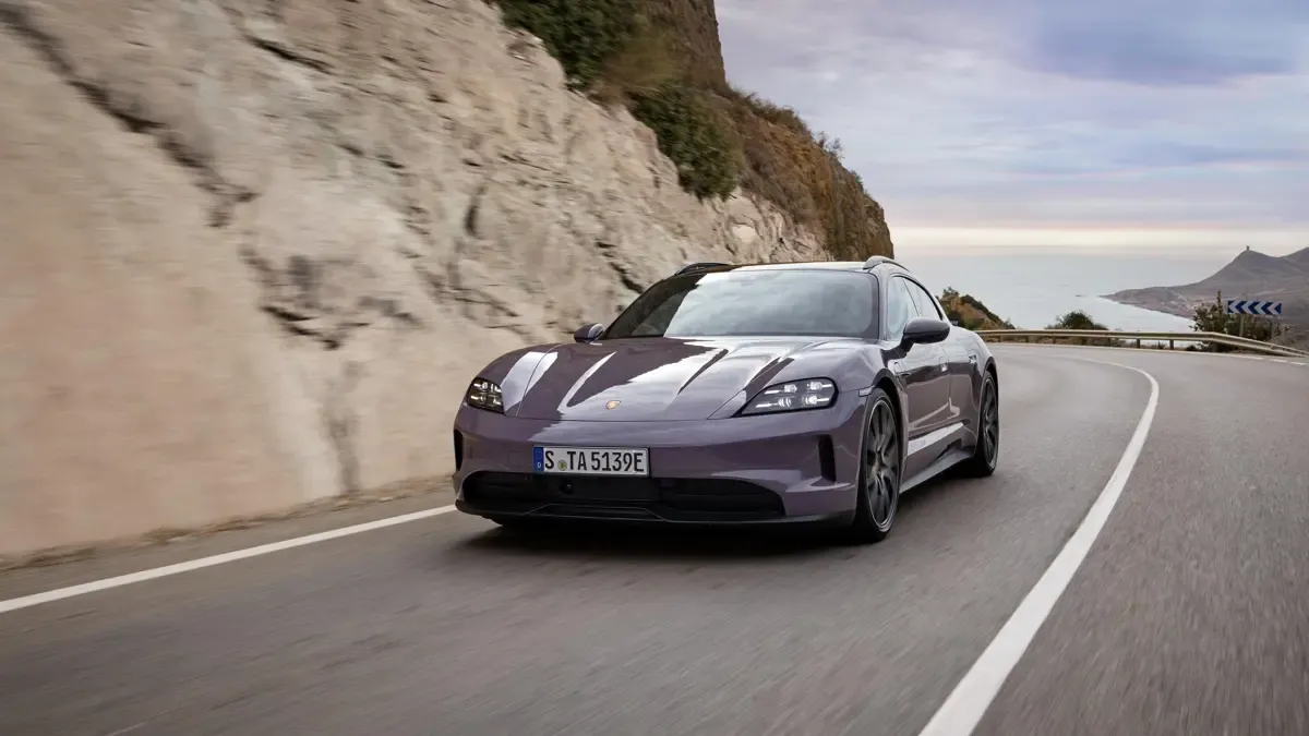 Elettronauti - Porsche Taycan 4S Sport Turismo - Blu - Esterno - Vista anteriore a tre quarti