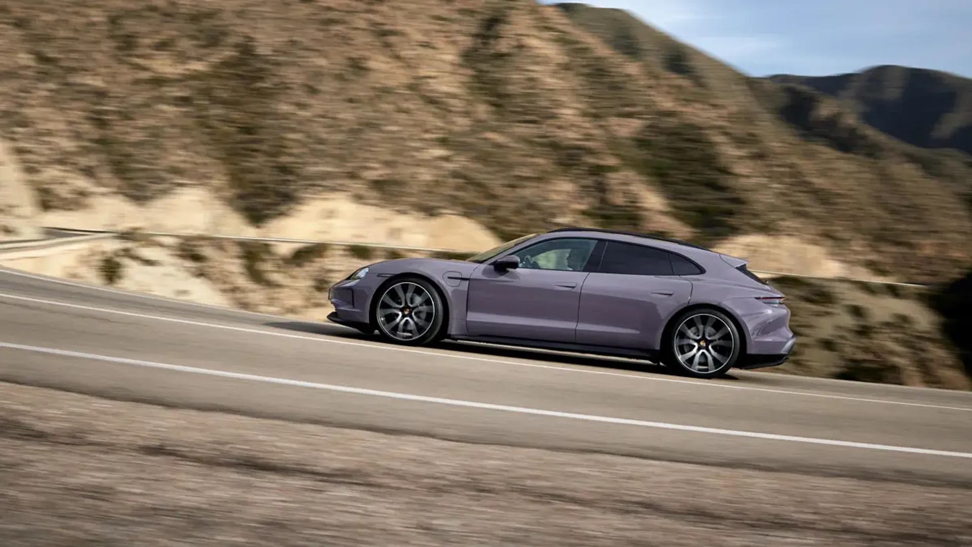 Elettronauti - Porsche Taycan 4S Sport Turismo - Dark Green - Esterno - Vista anteriore a tre quarti