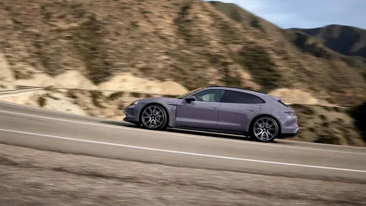 Elettronauti - Porsche Taycan 4S Sport Turismo - Dark Green - Esterno - Vista anteriore a tre quarti